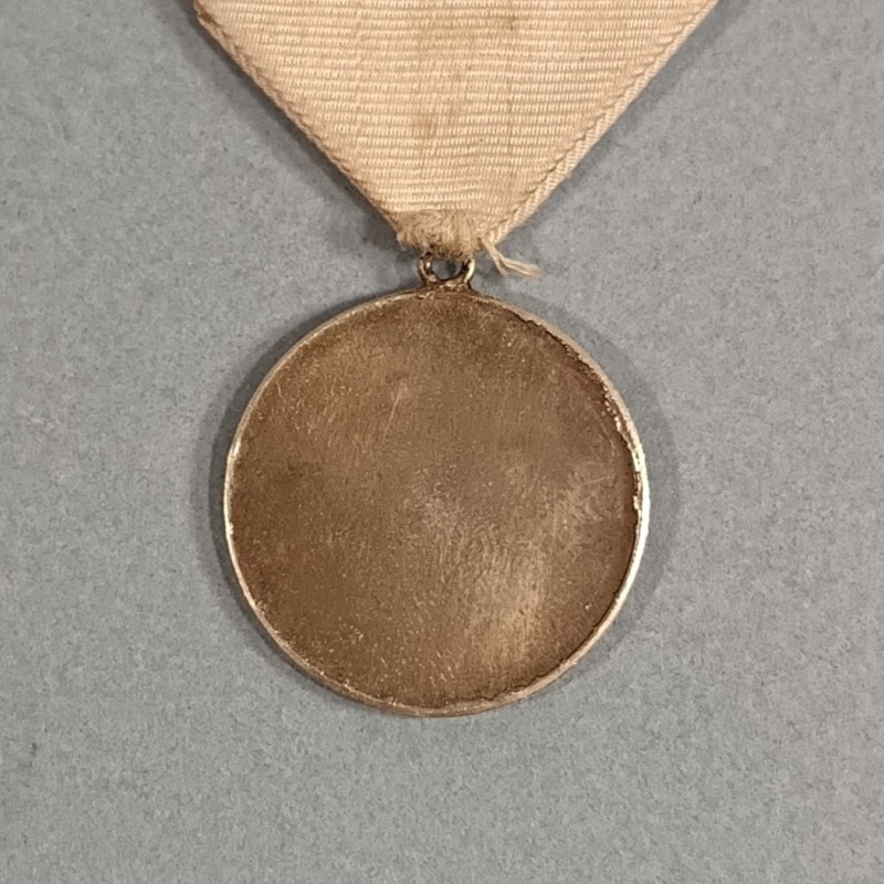 CROIX ROUGE PETITE MEDAILLE COMMEMORATIVE DE LA CREATION DE L'ASSOCIATION DES DAMES FRANCAISES 1879